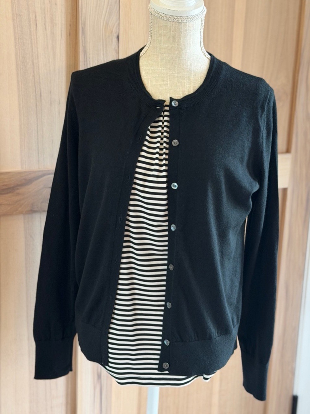 Banana Republic Factory Marino Wool Cardigan. Women’s Sz-M Black | Sweater - Picture 2 of 8
